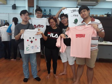 เขียนศิลป์บนเสื้อเพื่อผู้ป่วยเรื้อรัง –ห้องสมุดเพื่อการเรียนรู้ อนุสาวรีย์ชัยฯ 18 สค.  T-Shirt Painting Volunteer to Support Chronically Ill Patients in Thailand; Aug.18, 19